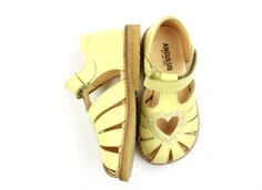 Angulus lys gul sandal med hjerte og glitter